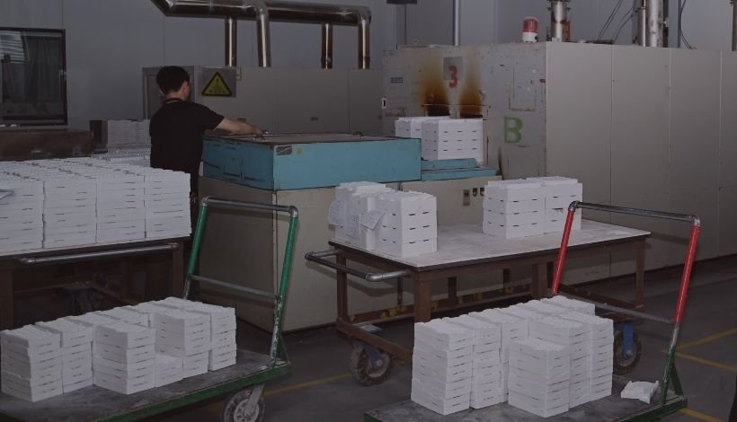 Ceramic sintering in high-temperature kilns