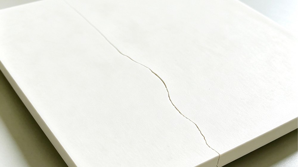 Illustration of a through-crack in a ceramic setter plate